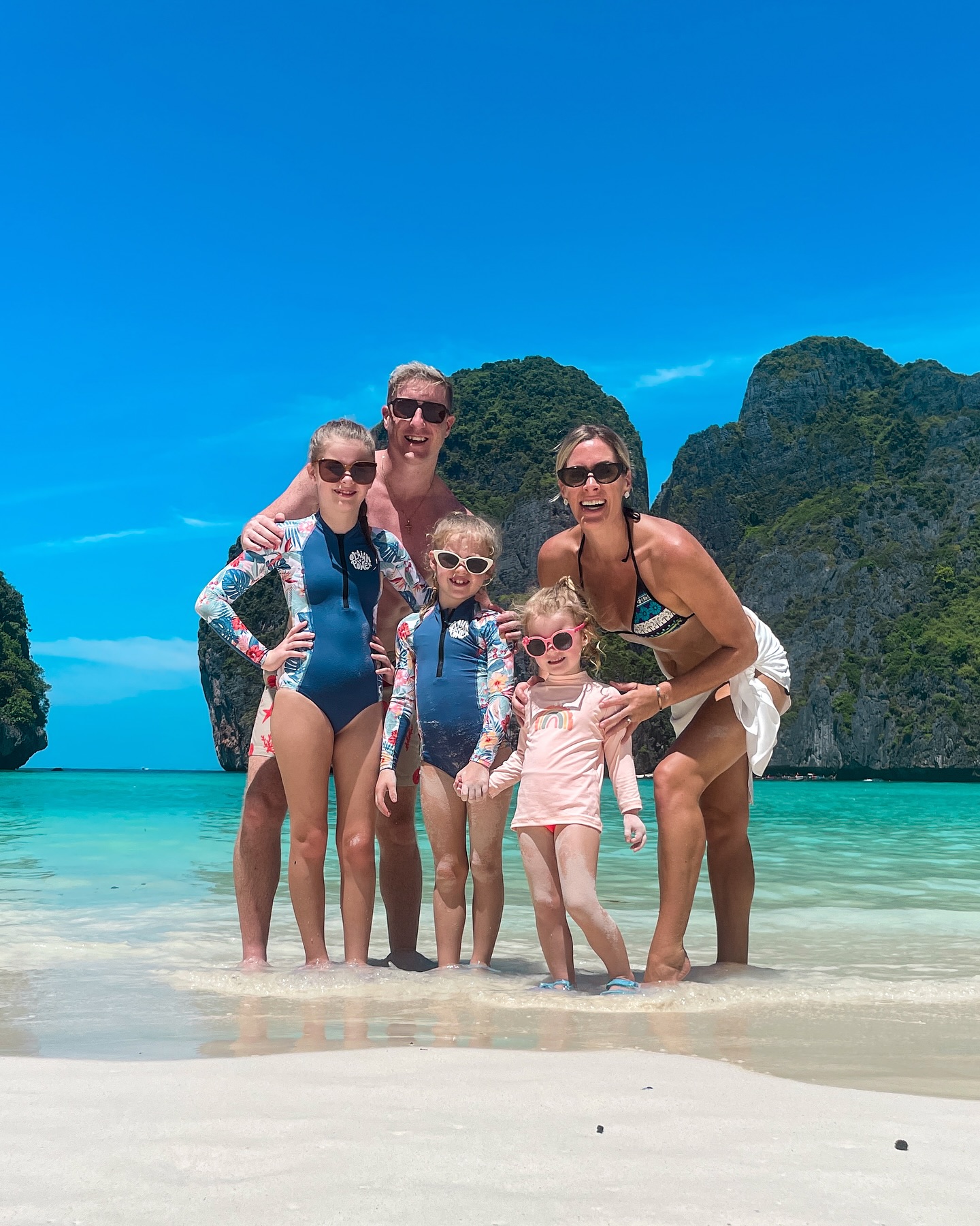 Подружжя кинуло роботу та продало будинок, щоб подорожувати світом із трьома дітьми